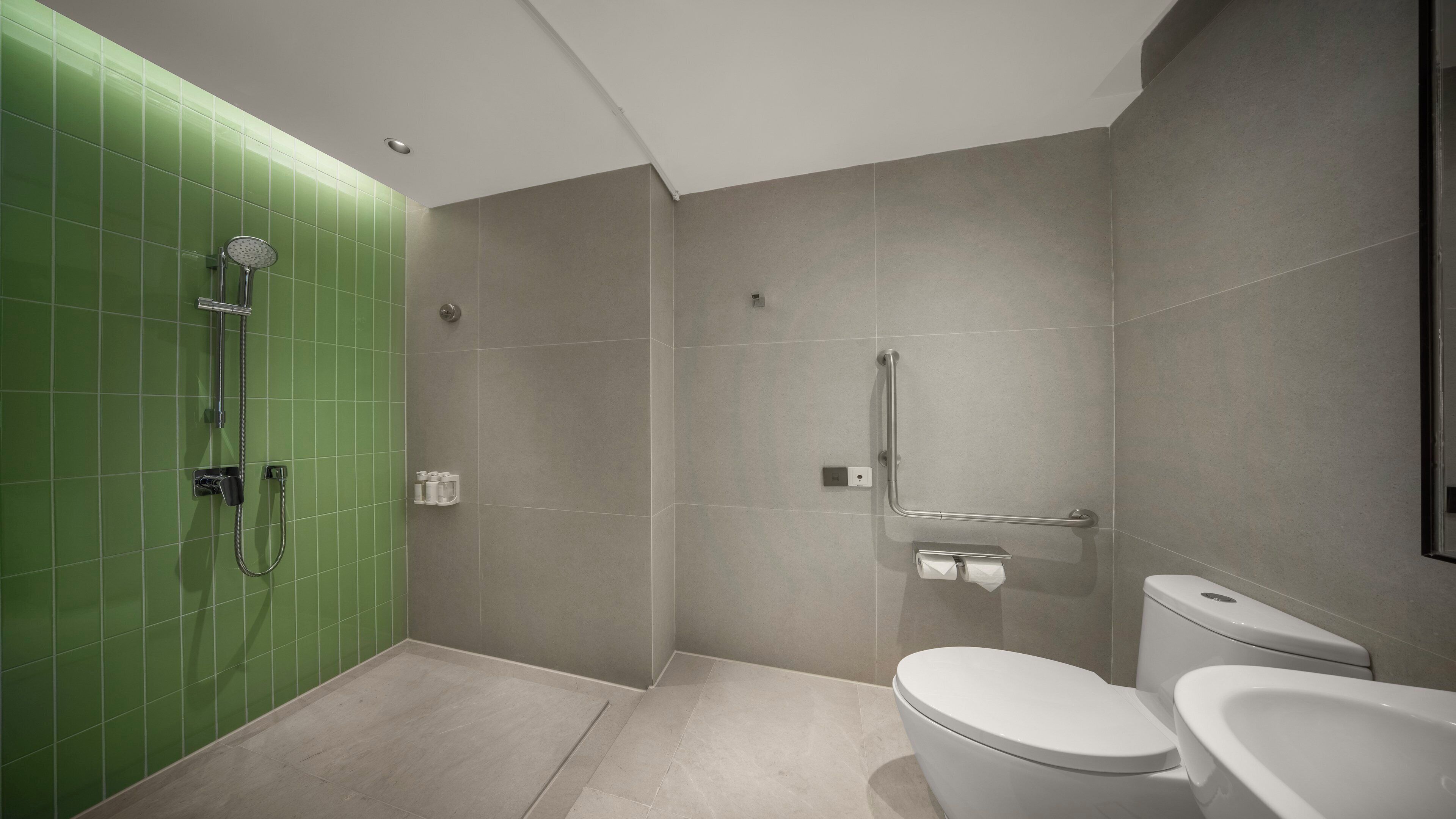 Un baño moderno con ducha, inodoro y bidé.