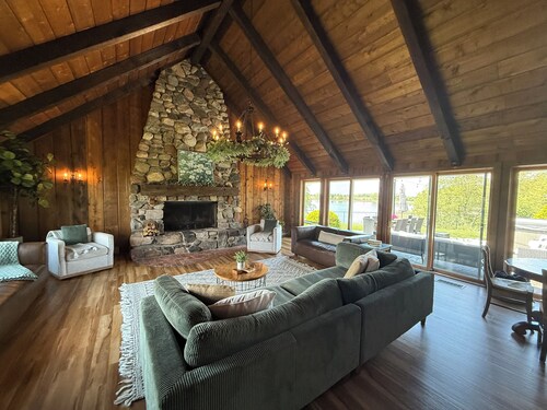 Secluded Lakefront Chalet 