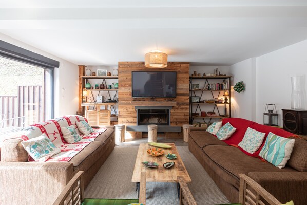 TV, fireplace, offices