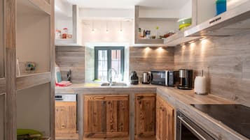 Een koelkast, een microgolfoven, een oven, een kookplaat