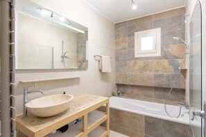 Een haardroger, handdoeken, zeep, toiletpapier