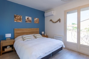 3 habitaciones, escritorio y tabla de planchar con plancha 