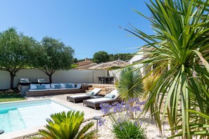Outdoor pool - Magnificent villa with swimming pool and SPA (Bouc-Bel-Air)