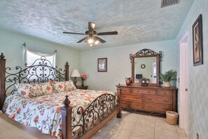 3 bedrooms, desk, iron/ironing board, free WiFi