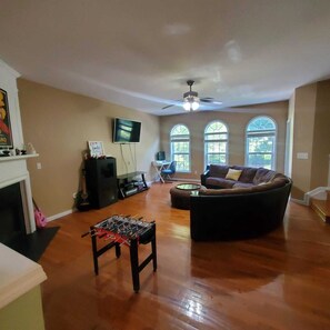 Living area - Lovely Townhouse in Alpharetta  (Alpharetta)
