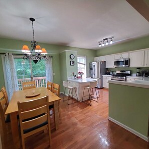 Dining - Lovely Townhouse in Alpharetta  (Alpharetta)