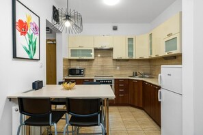 Standard Apartment | Shared kitchen | Oven - Sleepway Apartments - Garbary 95-78 (Poznan)
