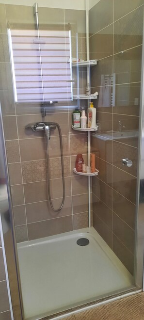 Shower, hair dryer - Appt Neuf 43m2 Terrasse 15m2 + Balcon, Plage Lido de la Marana à 10mn (Lucciana)