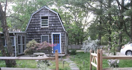 Adorable Amagansett Cottage, Walk to Town or Beach
