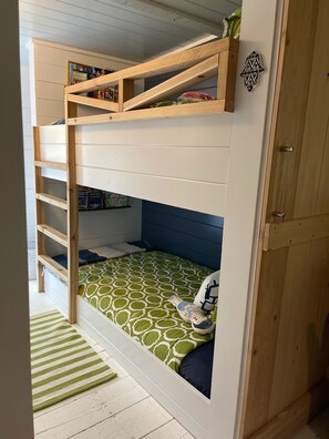 4 bedrooms, desk, iron/ironing board, free WiFi