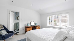 A bedroom with a bed, a desk, a chair, and a window. - Pet Friendly With Enclosed Leafy Outdoor Space (Saffron Walden)