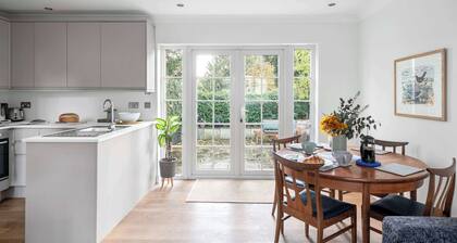 Pet Friendly With Enclosed Leafy Outdoor Space