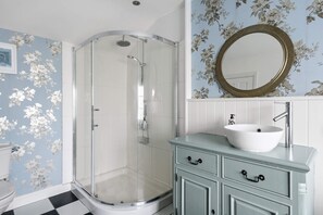 Apartment | Bathroom | Separate tub and shower, deep soaking tub, hair dryer, towels - Pet Friendly With Enclosed Leafy Outdoor Space (Saffron Walden)