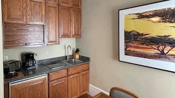 Microondas, horno, placa de cocina y cafetera o tetera