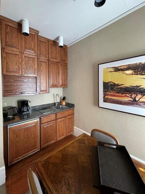 Microwave, oven, stovetop, coffee/tea maker