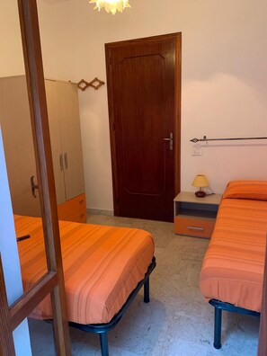 2 عدّة غرف نوم ومكواة/لوح كي وملاءات أسرّة