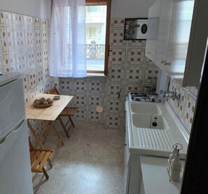 ثلاجة، فرن، موقد طهي مسطح، غسالة أطباق