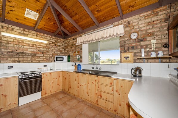 Réfrigérateur, micro-ondes, four, cafetière/bouilloire