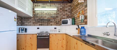 Kühlschrank, Mikrowelle, Ofen, Wasserkocher mit Kaffee-/Teezubehör