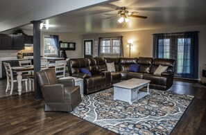 Smart TV, books - "The Barn at Sunset Lane" - Spacious 4BR Home on 16 Acres (Killbuck)