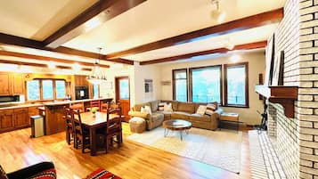 智能电视、壁炉、DVD 播放器、桌上足球