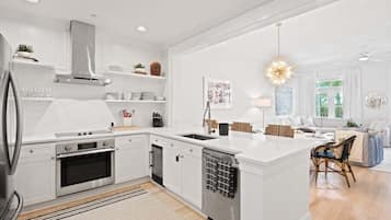 Réfrigérateur, four à micro-ondes, un four, surface de cuisson