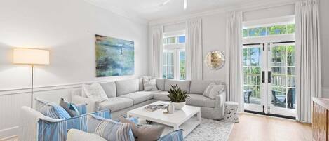 Smart TV, lettore DVD, tavolo da ping pong, libri