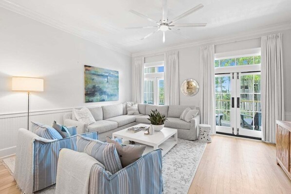 Smart TV, lettore DVD, tavolo da ping pong, libri