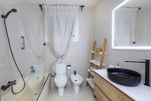 Badewanne, Haartrockner, Bidet, Handtücher