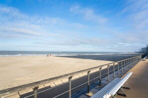 A beach with a wooden walkway and benches, overlooking the ocean. - Las Dunas Ostend Apartment (30 meters from the beach) with a terrace (Oostende)