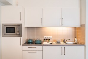 Réfrigérateur, micro-ondes, four, plaque de cuisson