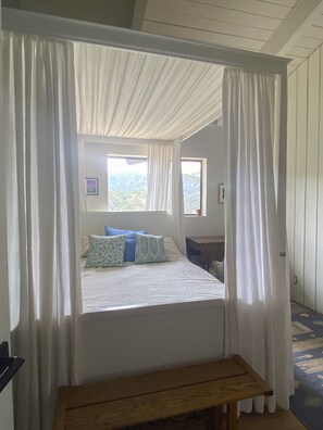 3 bedrooms, desk, iron/ironing board, travel cot