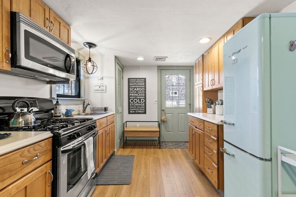 2BR escape with central air and linens provided, close to Sound side beaches