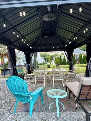 Outdoor dining - Beautiful fully renovated quad in Village Green (Cape May)