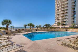 Una piscina cubierta, una piscina al aire libre