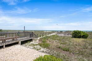 Property grounds - Sunvillas B1-2BR/2BA Oceanfront condo in Crescent Beach (North Myrtle Beach)
