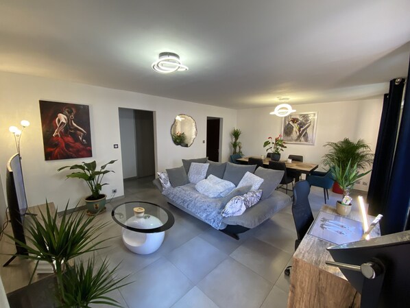 Televisión y oficina 