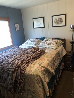 2 bedrooms, iron/ironing board, bed sheets - House for rent in sunland state, quincy wa. (Quincy)