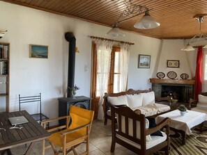 تلفزيون بحجم 30-بوصة يعرض قنوات تلفزيونية رقمية، مدفأة