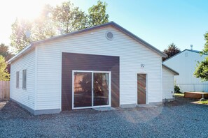 Exterior - Beautiful new guest cottage, perfect for families! (Hayden)
