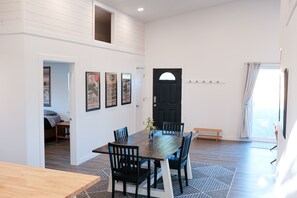 Dining - Beautiful new guest cottage, perfect for families! (Hayden)