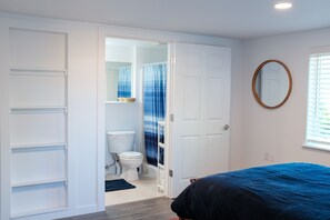 2 bedrooms, desk, iron/ironing board, travel cot