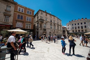 A public square with historic buildings, a fountain, and people walking. - Impeccable 1-bed Apartment in Center of Split (Split)