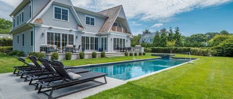 Una piscina al aire libre, una piscina climatizada