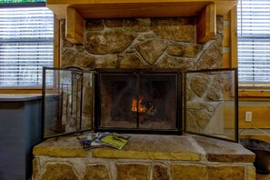 Interior - Cozy Creekside Cabin, 3.6mi to National Park, 257 Black Mash (Townsend)