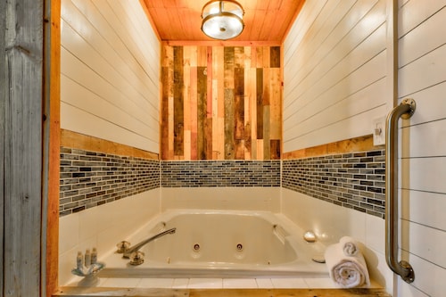 Cozy Creekside Cabin, 3.6mi to National Park, 257 Black Mash