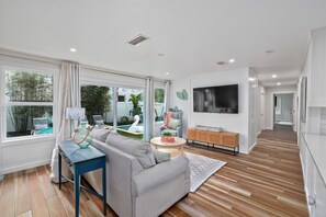 Smart TV, table football, ping pong - Tropical Modern | Pool, Walk to Beach, 2 En Suites (Jacksonville Beach)