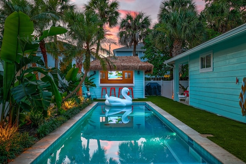 Tropical Modern | Pool, Walk to Beach, 2 En Suites