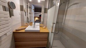 Dusche, Haartrockner, Handtücher
