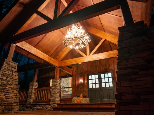 A relaxing, upscale cabin with the best view and fishing on the river!